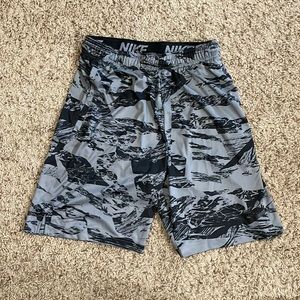 Men’s black and grey Nike workout basketball shorts size medium with pockets